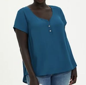 GEORGETTE HI-LOW BUTTON DETAIL BLOUSE